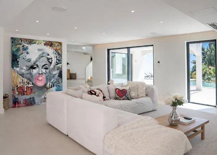 Luxury Sea Views Smart Bliss, 2 Stunning Sea Views, Infinity Pool, Sauna, Gym, Cinema, Full Smart Technology And Full Privacy * Luz