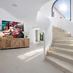 Вилла Luxury Sea Views Smart Bliss, 2 Stunning Sea Views, Infinity Pool, Sauna, Gym, Cinema, Full Smart Technology And Full Privacy *