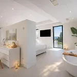 Luxury Sea Views Smart Bliss, 2 Stunning Sea Views, Infinity Pool, Sauna, Gym, Cinema, Full Smart Technology And Full Privacy *