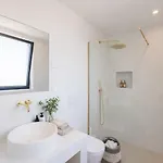 Вилла Luxury Sea Views Smart Bliss, 2 Stunning Sea Views, Infinity Pool, Sauna, Gym, Cinema, Full Smart Technology And Full Privacy