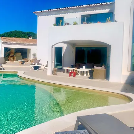 Luxury Sea Views Smart Bliss, 2 Stunning Sea Views, Infinity Pool, Sauna, Gym, Cinema, Full Smart Technology And Full Privacy *