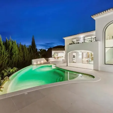 Luxury Sea Views Smart Bliss, 2 Stunning Sea Views, Infinity Pool, Sauna, Gym, Cinema, Full Smart Technology And Full Privacy *