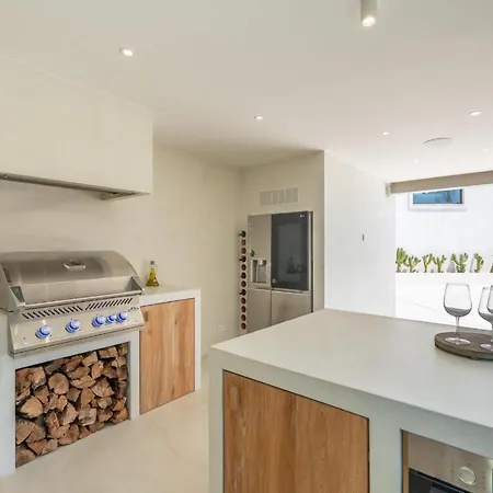 Luxury Sea Views Smart Bliss, 2 Stunning Sea Views, Infinity Pool, Sauna, Gym, Cinema, Full Smart Technology And Full Privacy Villa *