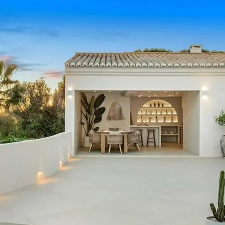 Luxury Sea Views Smart Bliss, 2 Stunning Sea Views, Infinity Pool, Sauna, Gym, Cinema, Full Smart Technology And Full Privacy