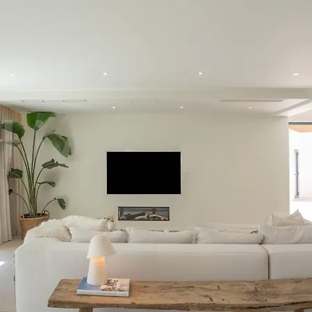 Luxury Sea Views Smart Bliss, 2 Stunning Sea Views, Infinity Pool, Sauna, Gym, Cinema, Full Smart Technology And Full Privacy