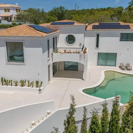 Luxury Sea Views Smart Bliss, 2 Stunning Sea Views, Infinity Pool, Sauna, Gym, Cinema, Full Smart Technology And Full Privacy *