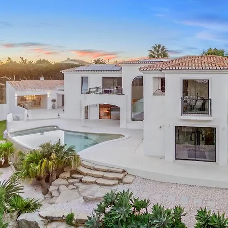 Luxury Sea Views Smart Bliss, 2 Stunning Sea Views, Infinity Pool, Sauna, Gym, Cinema, Full Smart Technology And Full Privacy